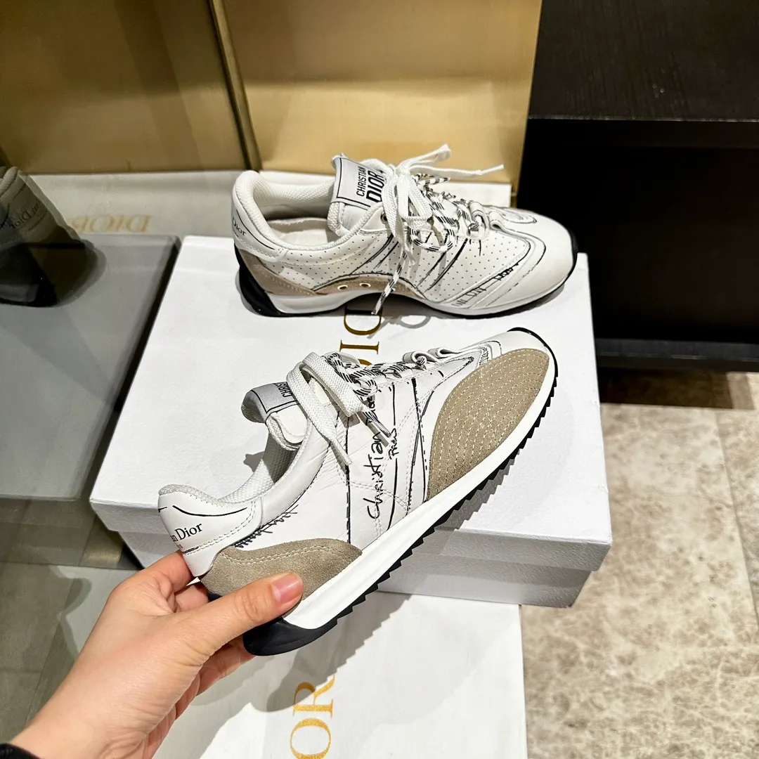 👟👟Ex-factory price 560👟👟, 2025, new series, this Dior, C'est sneaker shows eye-catching and fashionable style. Carefully crafted, the 3D printed design of the upper is super fashionable, and the details also add a touch of elegance. The lightweight two-tone sole offers exceptional comfort and sporty style. Can add a stylish touch to any casual look. The tongue and sole are decorated with the Christian Paris logo, and the cowhide design is styled. Women's size 35-40